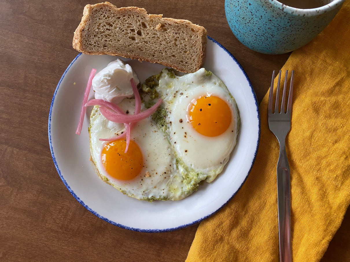 Garlic eggs with toast and pickled onion
